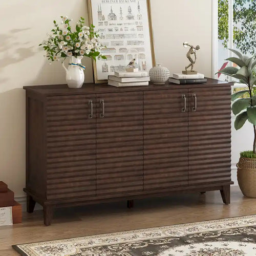 Credenza a 4 ante con ripiani regolabili e maniglie in metallo
